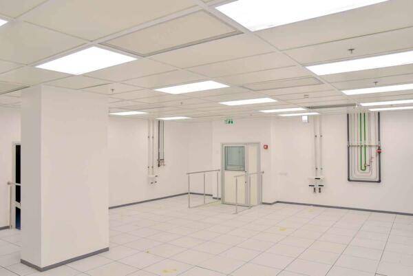 תקרה בחדר נקי כולל פילטרים ותאורה 