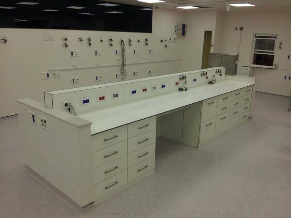 עמדות עבודה למעבדות בבתי חולים