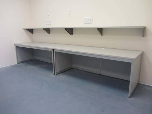 שולחן אלומיניום משטחים אנטי סטטי ומדפים על קיר