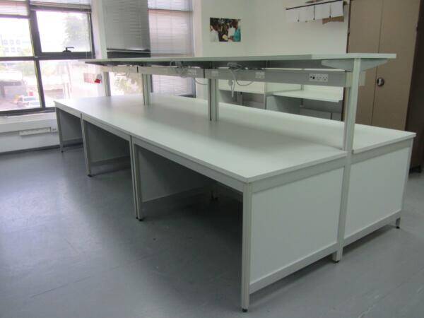 שולחן דו צדדי אנטיסטטי עם מדף