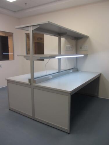 שולחן למעבדת אלקטרוניקה כולל תאורה ותעלות חשמל