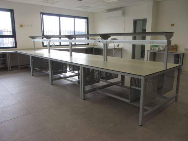 שולחנות ברזל עם תעלות חשמל