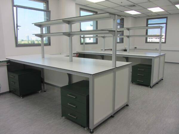 שולחנות למעבדת קנאביס