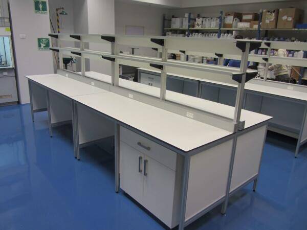 שולחנות עם שתי קומות מדפים ותעלות חשמל