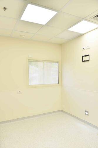 חלון בחדר נקי 