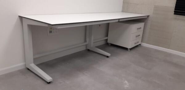 שולחנות מעבדה רגלי ברזל