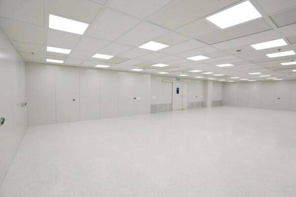 קירות ותקרה בחדר נקי