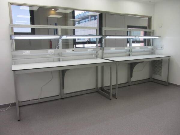 שולחנות עם אפשרות לניוד מדפים