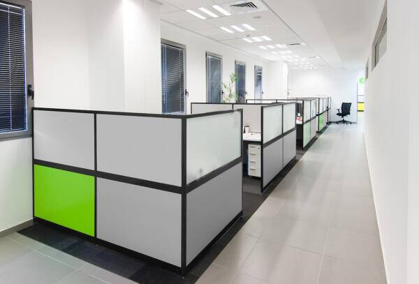 מחיצות אלומיניום בגוון RAL