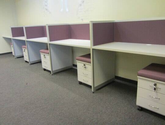 מחיצות דקות בשילוב מחיצות גב ומשטחים צפים וארגז מגירות הכולל כרית מרופדת לישיבת אורח.