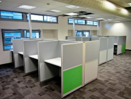 מחיצות למוקד כולל תרנים לחשמל מהתקרה