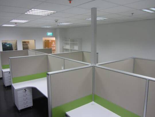 קיובקים כולל מעבר חשמל באמצעות תורן מרובע מהתקרה לעמדות.