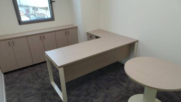 חדר מנהל כולל ריהוט ושולחן עגול