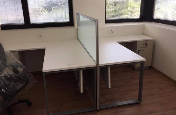 מחיצות הפרדה עם שולחנות