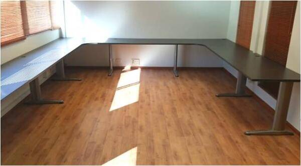 שולחנות בהיקף חדר