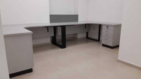 שולחנות ארגונומים בהיקף החדר