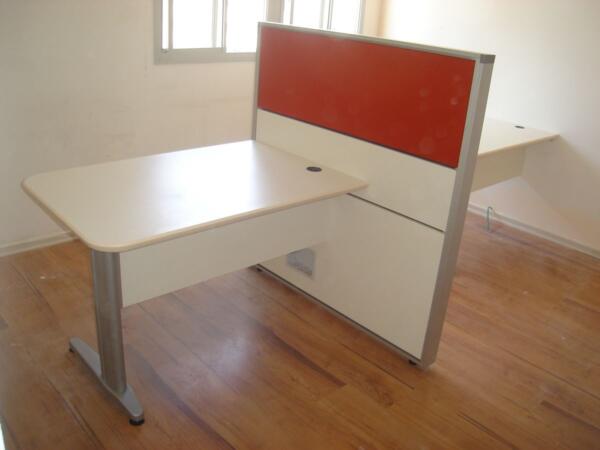 שולחנות עבודה עם מחיצה