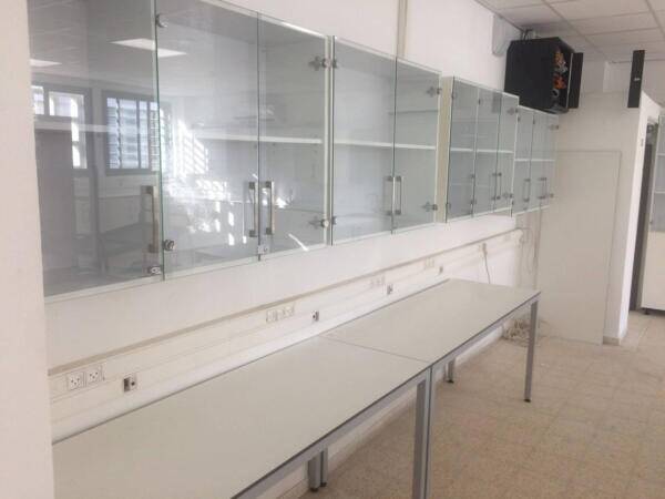 ארונות למעבדה בבית ספר