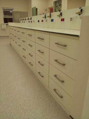 מגירות למעבדת דם