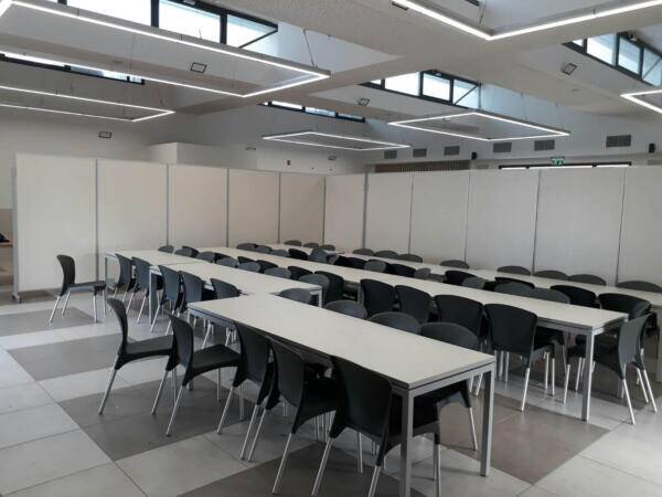 מחיצות מתקפלות ניידות על גלגלים לצורך חציצה בין אזורים