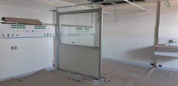 מחיצה לבית חולים כולל תריס פנימי לסבסוב