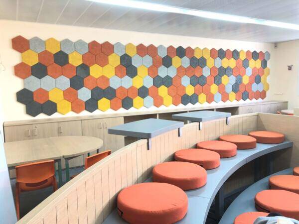 חיפוי קירות בפנלים אקוסטיים מצמר עצים בצורות וצבעים לבחירת הלקוח