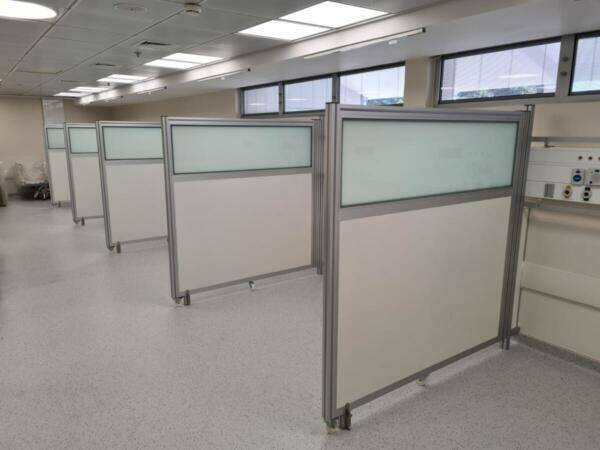 מחיצות הפרדה בפתיחה של 180 מעלות