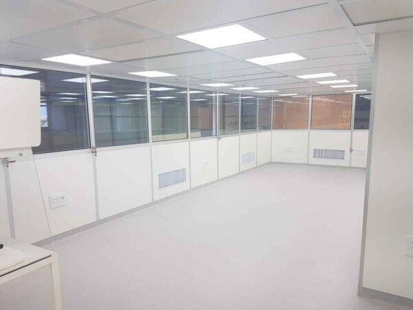 קירות לחדר נקי במילוי זכוכית ו-HPL