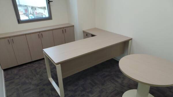 חדר מנהל כולל ריהוט ושולחן עגול