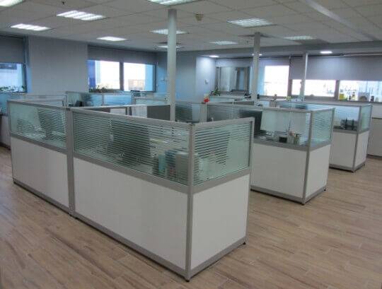 מחיצות דקות בשילוב תורן להעברת חשמל