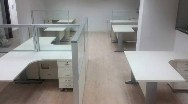 מחיצות זכוכית ושולחנות ארגונומים רגלי אלפא