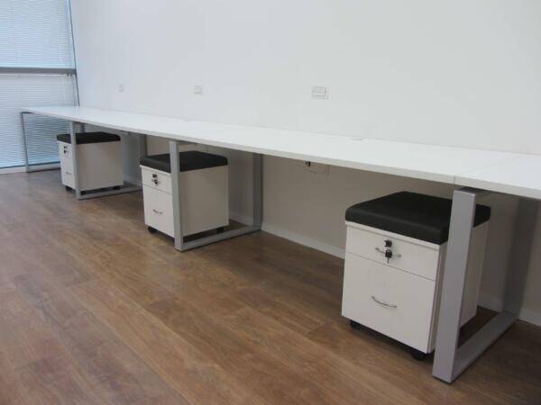 משטחים בהיקף החדר רגלי חלון וארגזי מגירות