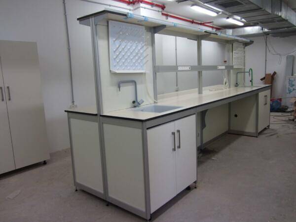 שולחן מעבדה כולל מדפים ומשטחי טרספה