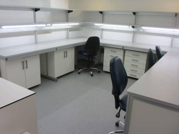 שולחנות וריהוט למעבדה