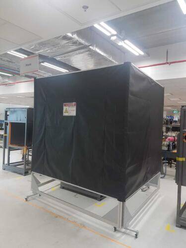 וילון מוגן לייזר מותקן על קונסטרוקציה ניידת