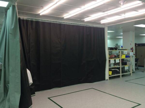 וילון על מסילה לחדר נקי