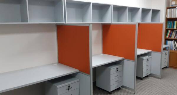 עמדות נציגים כולל כונניות תלויות על קיר