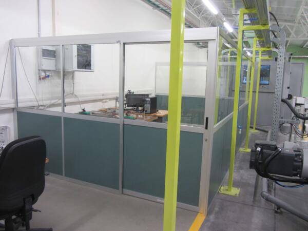 מחיצות לסגירת אזור במפעל