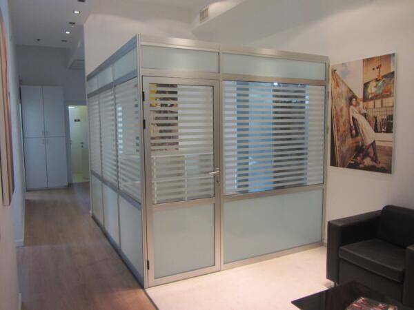 מחיצות לסגירת משרד כולל שילוב זכוכית פסים