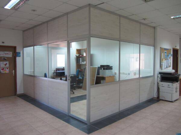 מחיצות רצפה תקרה כולל דלת ציר