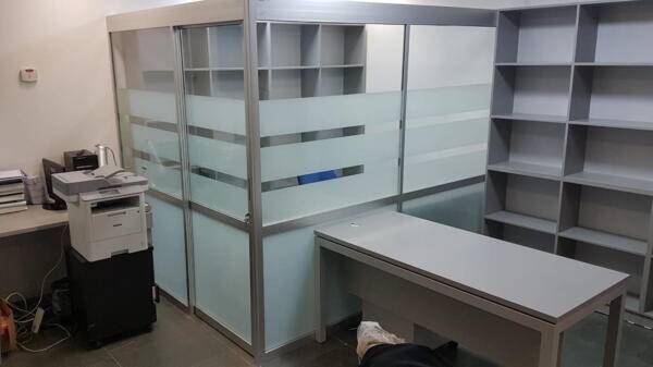 סגירת משרד בשילוב זכוכית פסים