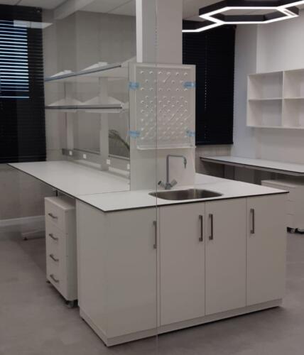 שולחן דו צדדי עם כיור