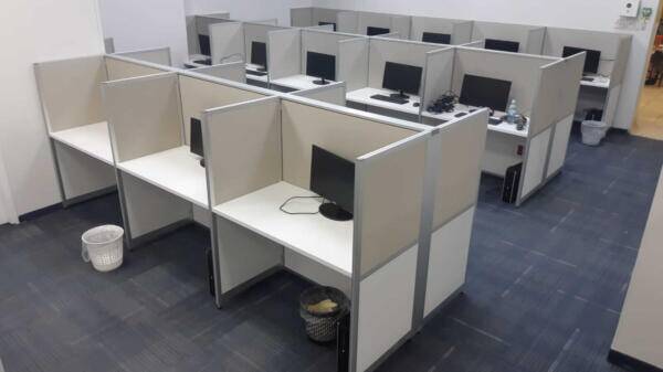 מוקד נציגים שילוב מחיצות עבות ודקות