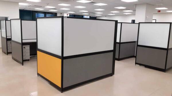 מחיצות בחלל החדר חשמל מועבר מהרצפה