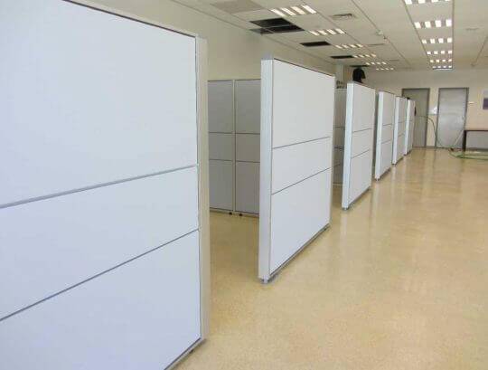 מחיצות בעובי 8 סמ כולל מוט עיגון סמוי לרצפה