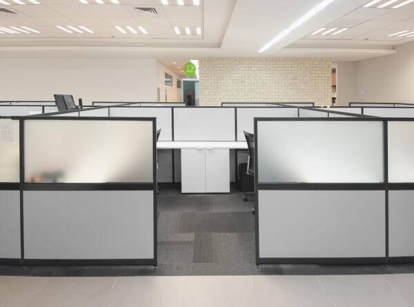 מחיצות בשילוב חלק עליון זכוכית חלבית