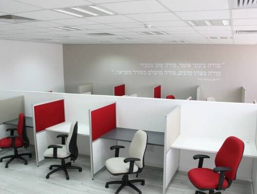 מחיצות דקות בהיקף החדר