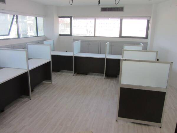 מחיצות דקות חלק עליון זכוכית חלבית