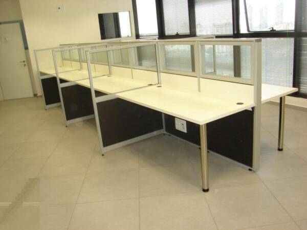 מחיצות חלק עליון זכוכית שקופה