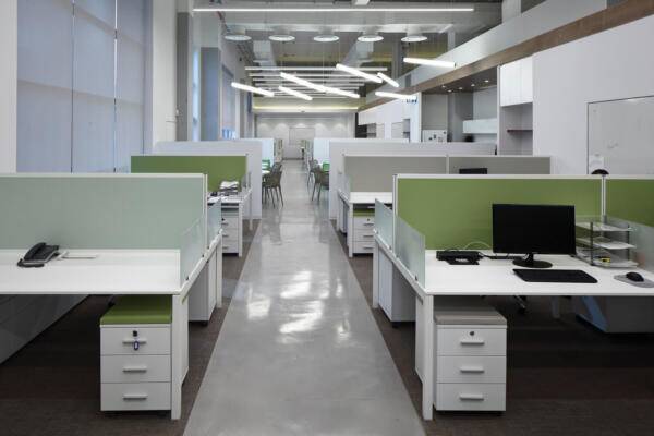 מחיצות כנף על גבי שולחן